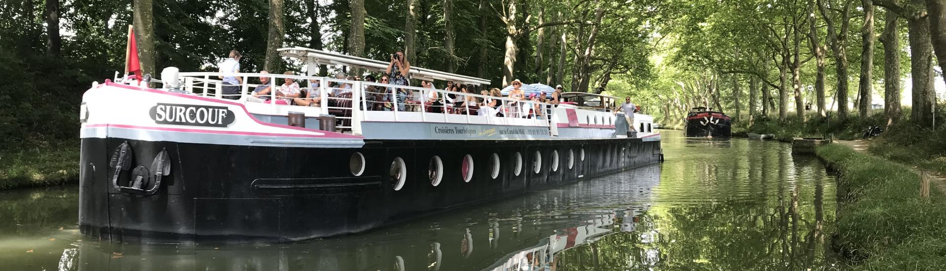 Péniche Surcouf vu du bord du canal